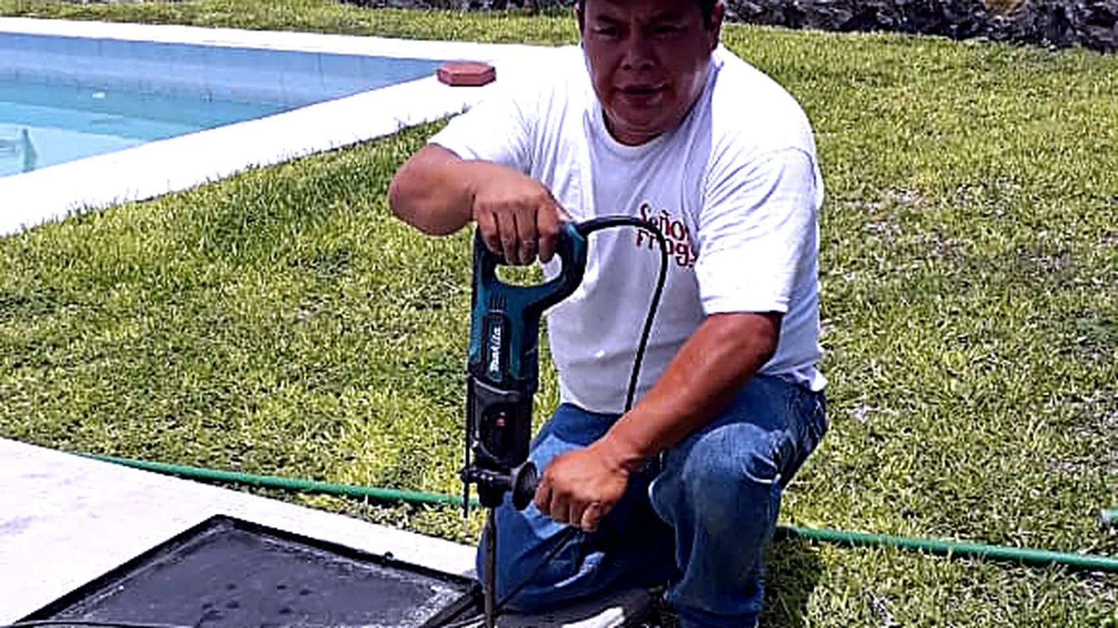 Fotografía de plomero perforando concreto...